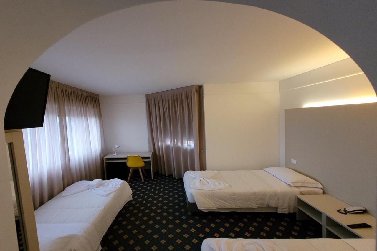 Hotel Azzano Decimo Esterno foto