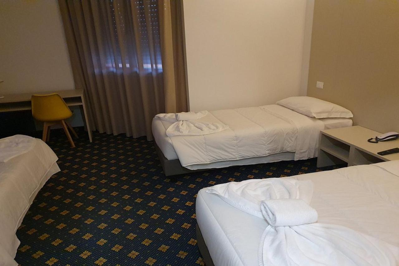 Hotel Azzano Decimo Esterno foto