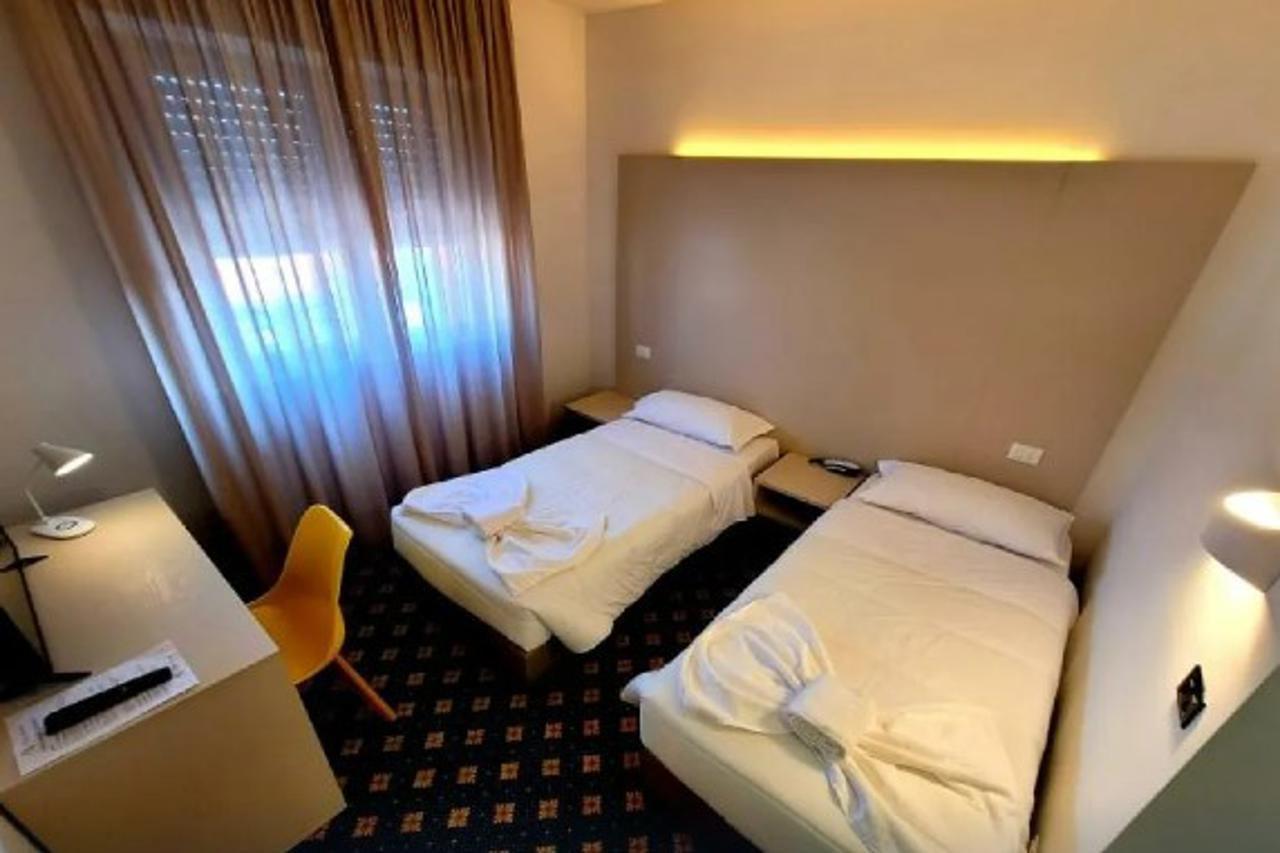 Hotel Azzano Decimo Esterno foto