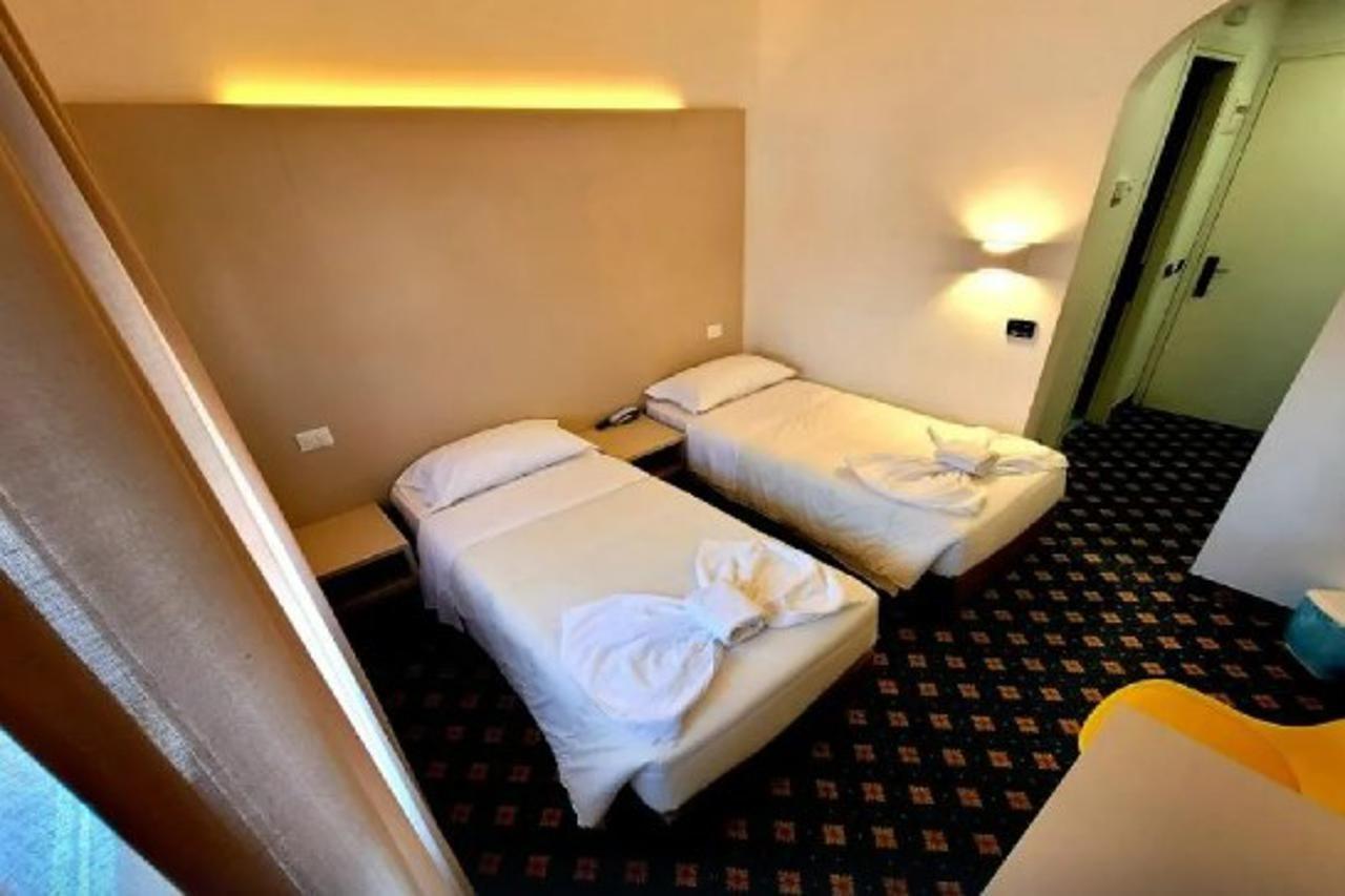Hotel Azzano Decimo Esterno foto